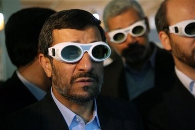 Ahmadindjad, Iranian leadership watches Avatar 3D